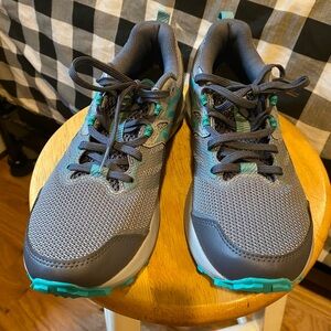 Asics sneakers size 8 1/2 Very good condition.